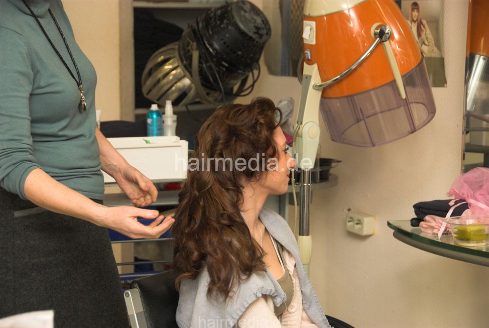 6105 09 SarahS wet set chewing teen in hairsalon vintage dryers
