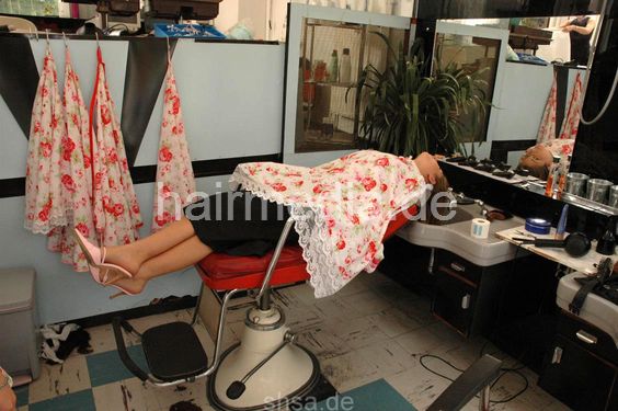 117 Shiwa shampoo at barberchair backward in forward bowl flowerpower