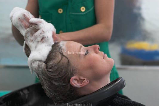 683 SusanneS shampooing long blond hair by LauraB in green nylon apron