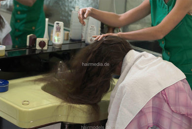 683 Tanita XXL hair forwardwash shampooing in flowercape by LauraB