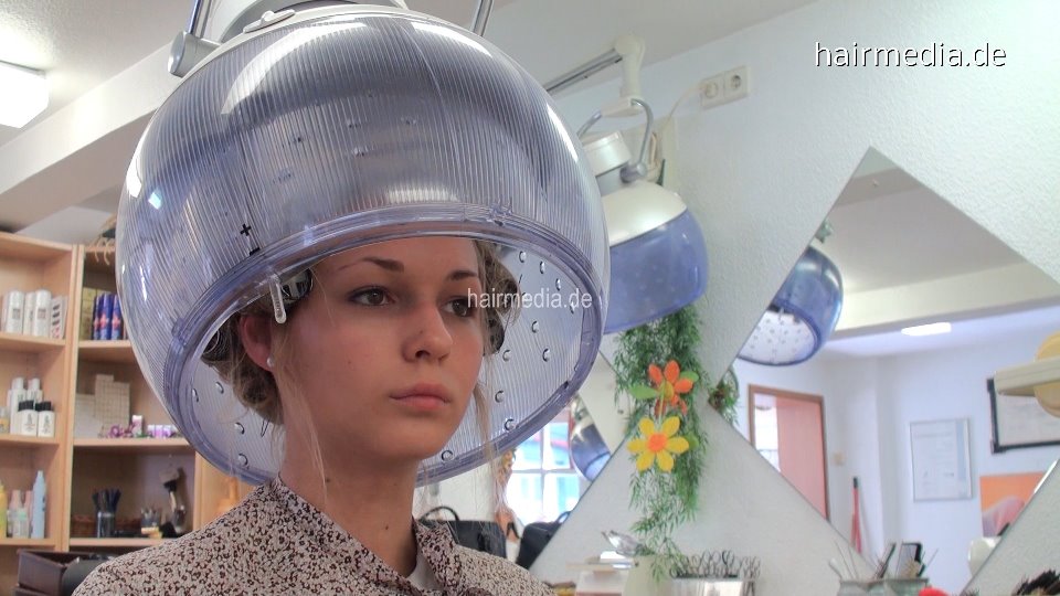 9082 6 Yara under the hairdryer