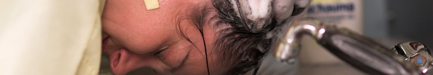 519 barberettes beeing shampooed forward in own salon