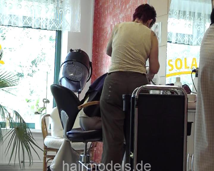 534 s0100 East Berlin GDR forward salon shampooing
