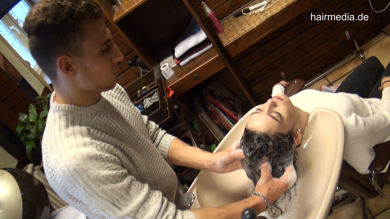 9073 SaraG jealous shampooing