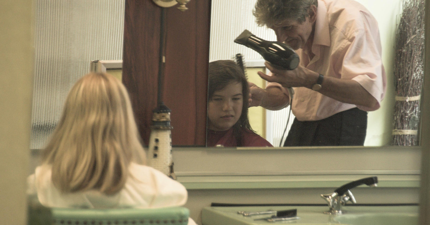 8050 Berlin Wedding child in barbershop wash and cut