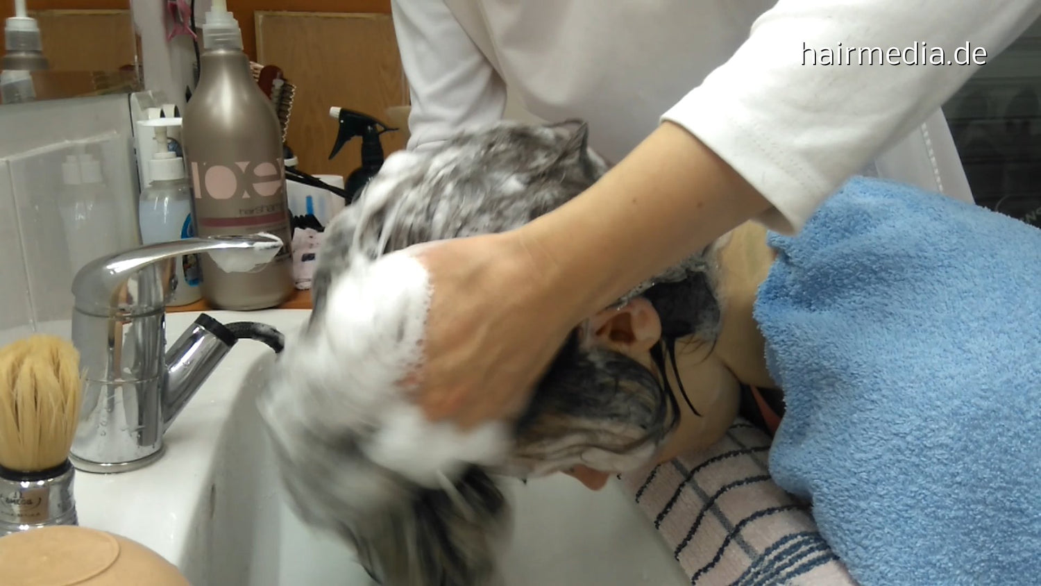 531 girls shampooing in serbian barbershop