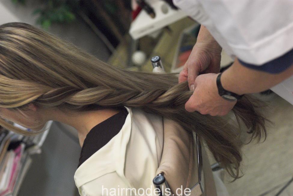 653 in vintage cabin Kultsalon Berlin by old barber