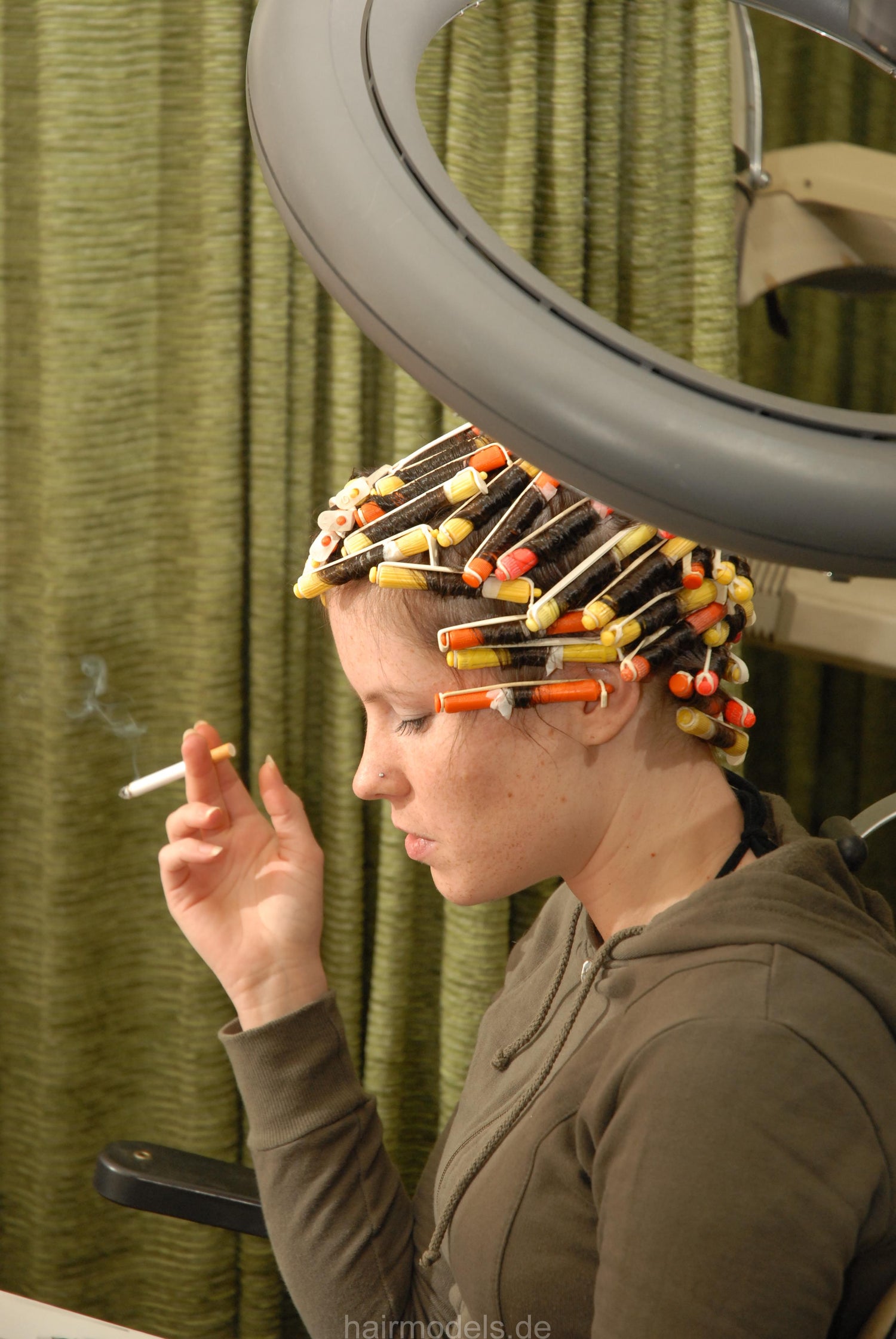 732 ClaudiaW smoking fake perm vintage Berlin salon