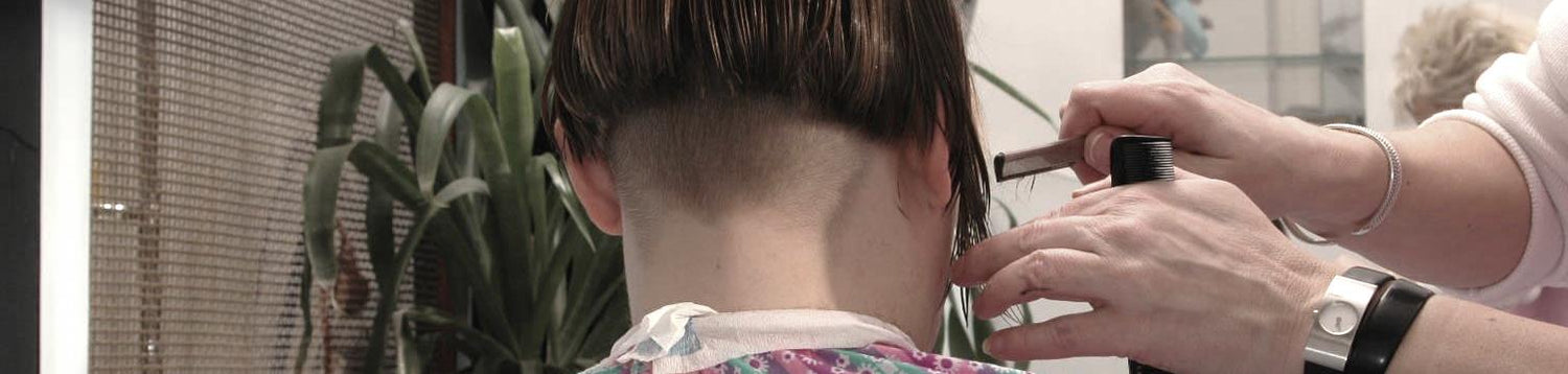 852 Tanja in Kultsalon Barbershop in pink, knife cut and napebuzz