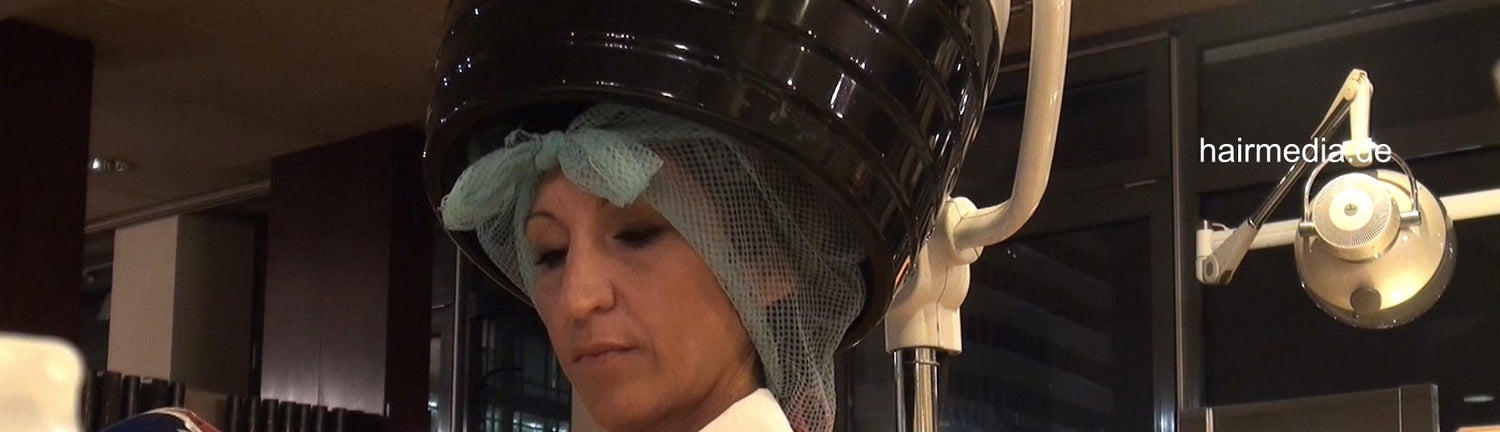 6170 Berlin Adenauerplatz shampoo and wetset on a barberette