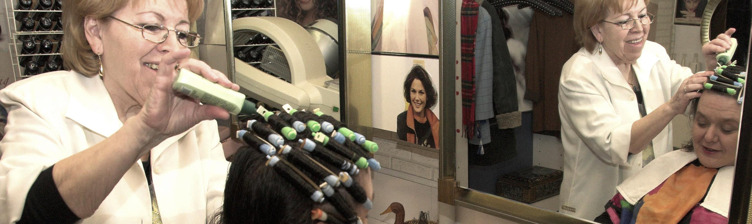 7071 Renata perm by mature barberette in vintage hairsalon in Taunus