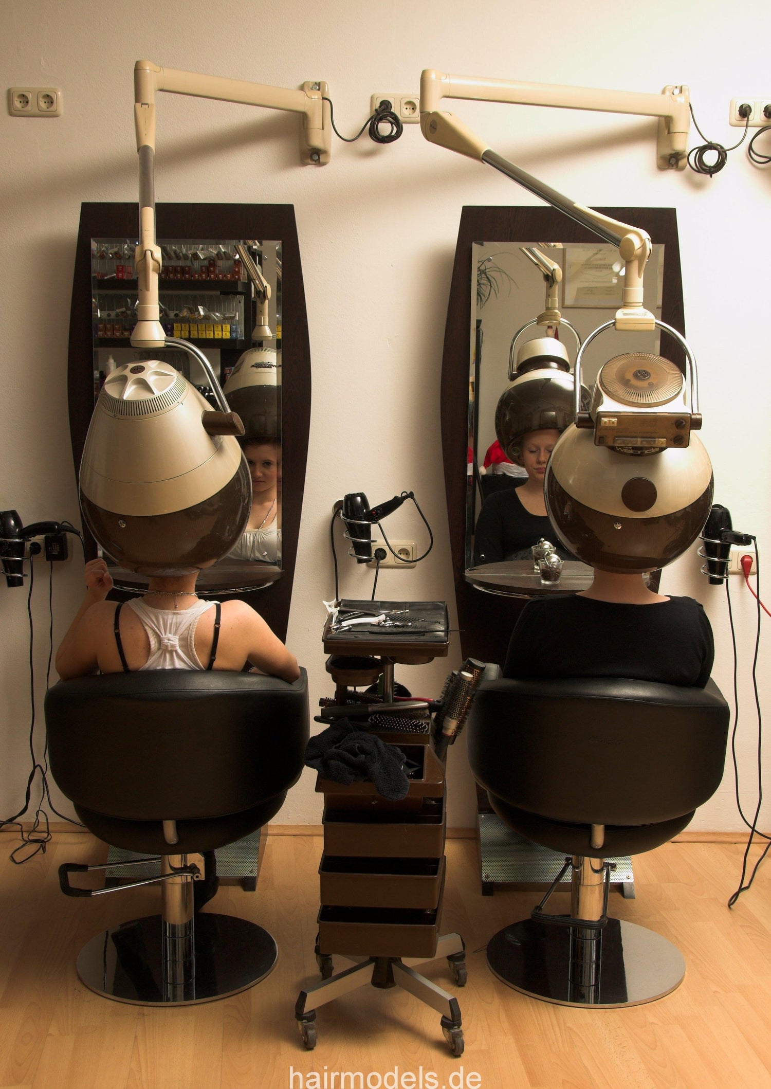 6028 twin teens SarahM LenaF vol2 shampoo and set s0855