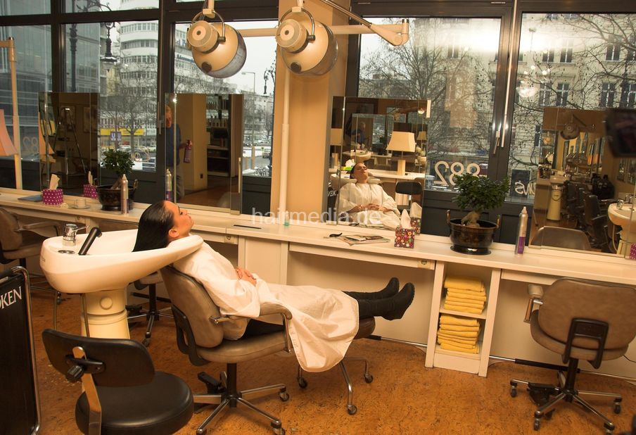 8094 Madlen 2 backward shampooing wash by old barber in Berlin, Kurfürstendamm