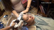 Carica l&#39;immagine nel visualizzatore di Gallery, 9061 1 TatjanaR 4-hand backward wash salon shampooing in pvc shampoocape by EllenS and KristinaB