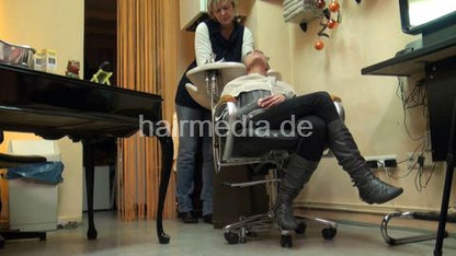 KristinaB 1 backward manner salon shampooing before wet set