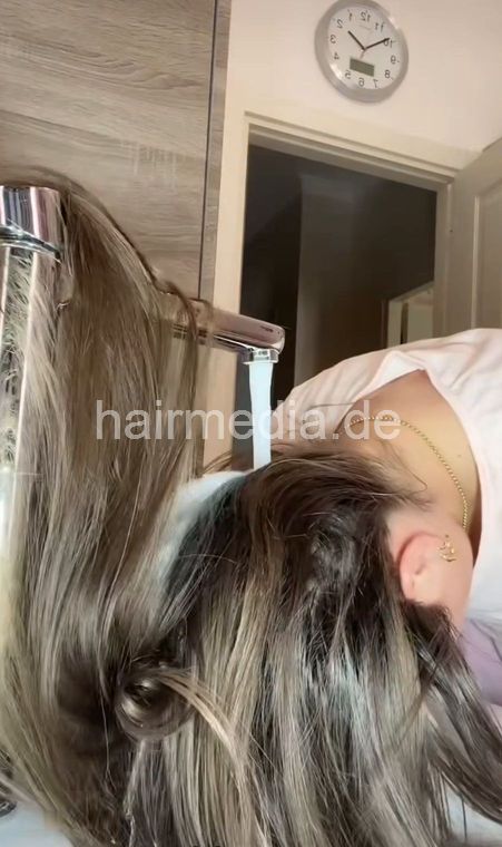 1076 Noemi long hair self forward shampooing