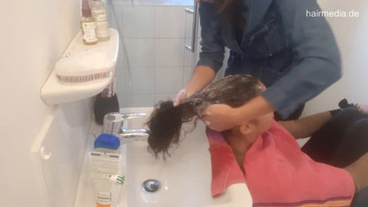 1169 smoking TanjaK doing girlfriend Maja at home, shampoo at bathtub and blow