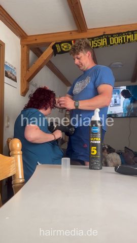 1269 Yvonne by barber Mike coloring and forward shampoo at bathtub
