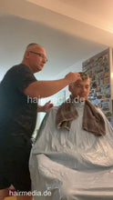 将图片加载到图库查看器，2012 230611 home salon thick hair buzzcut and shampoo in blue pvc cape