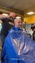 Laden Sie das Bild in den Galerie-Viewer, 2012 20240413 salon bleaching and buzzcut 2 barbers