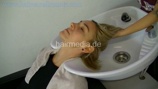 2111 Andrada backward shampoo - shampoo into dry hair by barberette Jessy