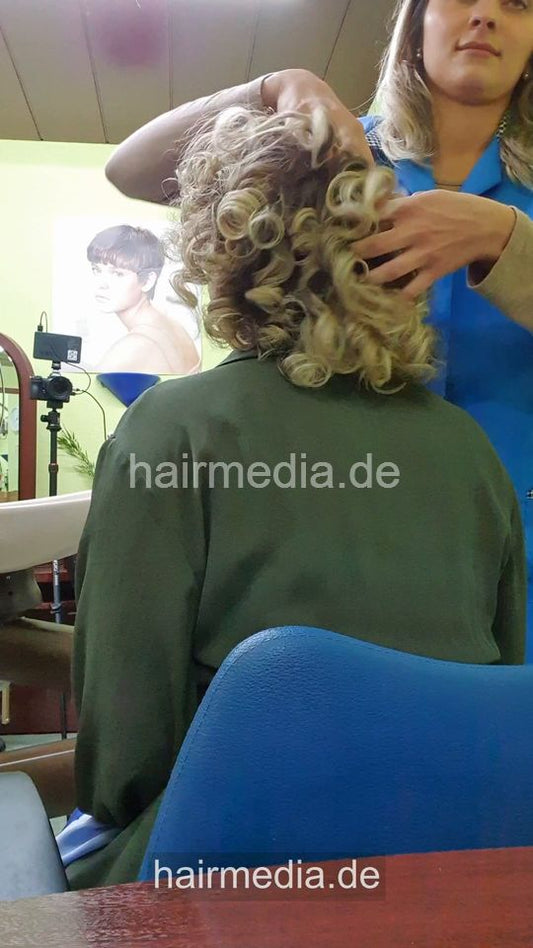 6222 VanessaH by MichelleH 3 shampooing fresh styled hair vertical video