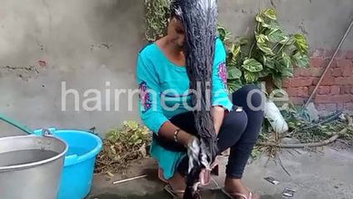 1242 1109 Indian long hair care shampooing outdoor