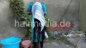 1242 1109 Indian long hair care shampooing outdoor