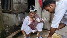 将图片加载到图库查看器，1242 1109a Indian long hair care shampooing outdoor by barber