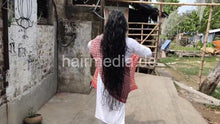 将图片加载到图库查看器，1242 1109a Indian long hair care shampooing outdoor by barber