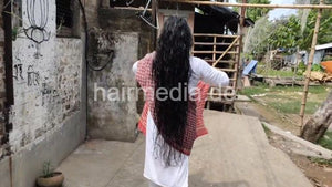 1242 1109a Indian long hair care shampooing outdoor by barber