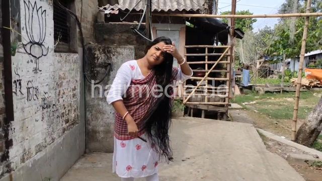 1242 1109a Indian long hair care shampooing outdoor by barber