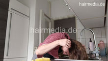 Laden Sie das Bild in den Galerie-Viewer, 1207 Leyla self shampooing forward at home 230728  kitchen sink rich lather custom