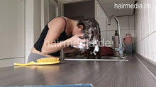Laden Sie das Bild in den Galerie-Viewer, 1207 Leyla self shampooing forward at home 230728  kitchen sink rich lather custom