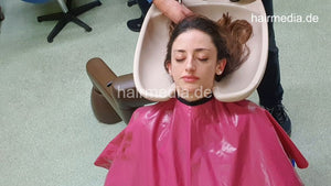 2303 Barberette Leyla ASMR backward shampooing  by salonbarber multicaped