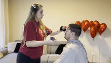 Cargar imagen en el visor de la galería, 1257 240225 Nansi barberette doing forwardshampoo and haircut at home male client