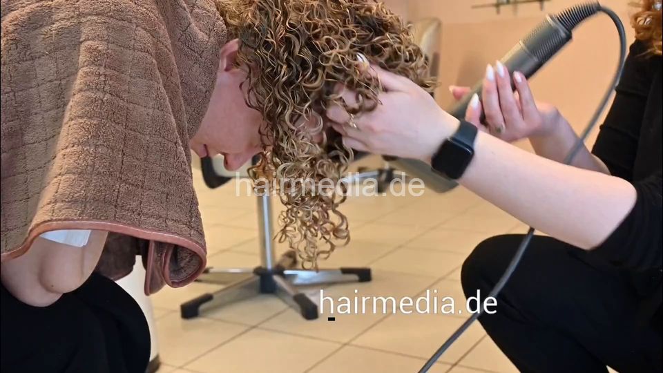 7206 Ukrainian hairdresser in Berlin 240330 1 st session Part 3