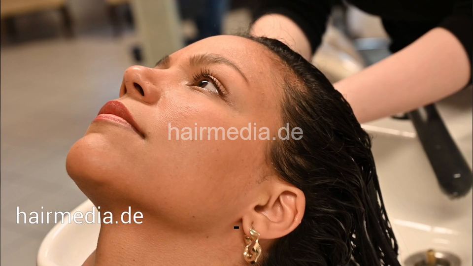7206 Ukrainian hairdresser in Berlin 240330 2 nd session