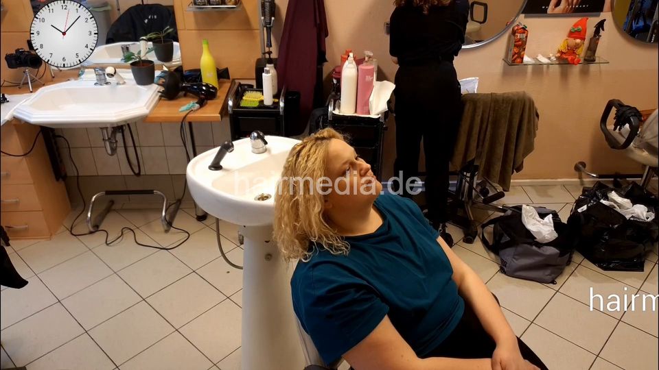 7206 Ukrainian hairdresser in Berlin 240331 Part 1