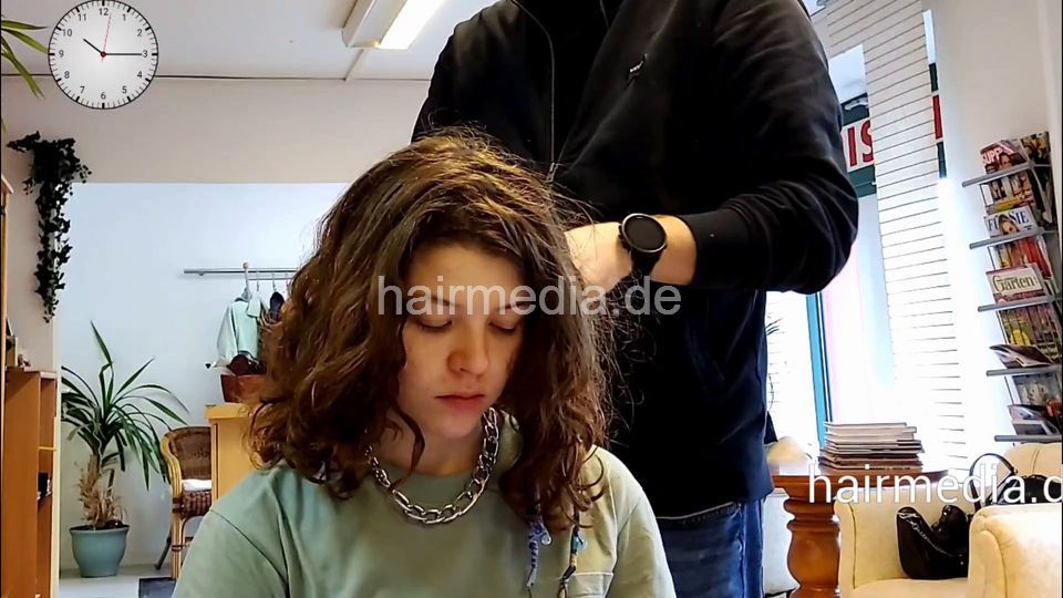 7206 Ukrainian hairdresser in Berlin 240331 Part 1
