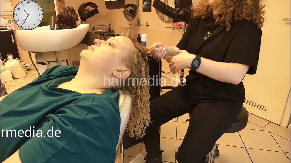 7206 Ukrainian hairdresser in Berlin 240331 Part 1