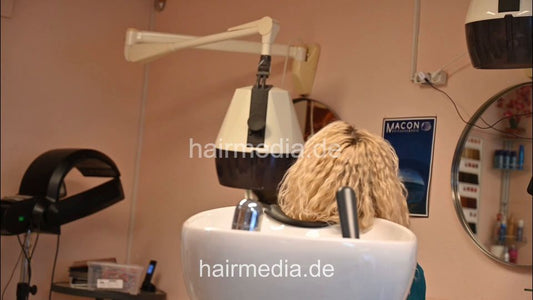 7206 Ukrainian hairdresser in Berlin 240331 Blonde curly barberette shampooing and blow