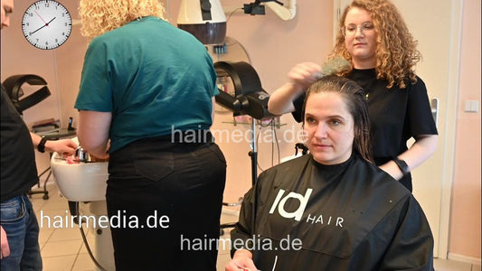 7206 Ukrainian hairdresser in Berlin 240331  darkblonde 1 shampoo and cut