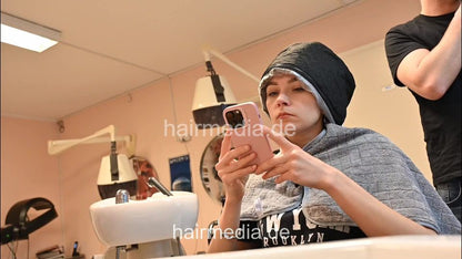 7206 Ukrainian hairdresser in Berlin 240331  Jeans Model 1 haircut and perm