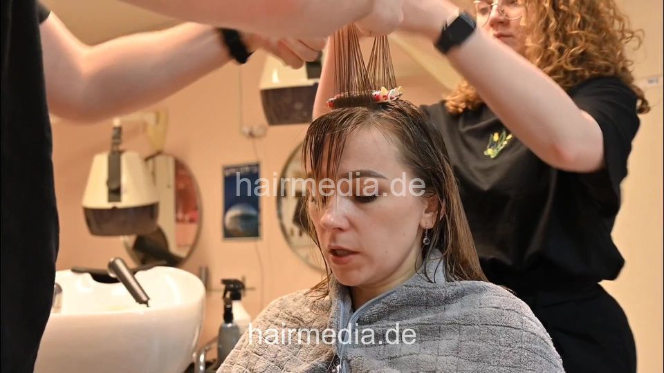 7206 Ukrainian hairdresser in Berlin 240331  Jeans Model 1 haircut and perm