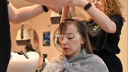 7206 Ukrainian hairdresser in Berlin 240331  Jeans Model 1 haircut and perm