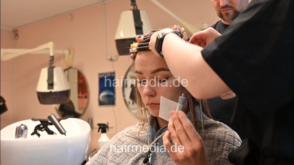 7206 Ukrainian hairdresser in Berlin 240331  Jeans Model 1 haircut and perm