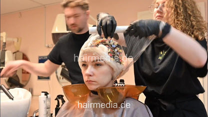 7206 Ukrainian hairdresser in Berlin 240331  Jeans Model 1 haircut and perm