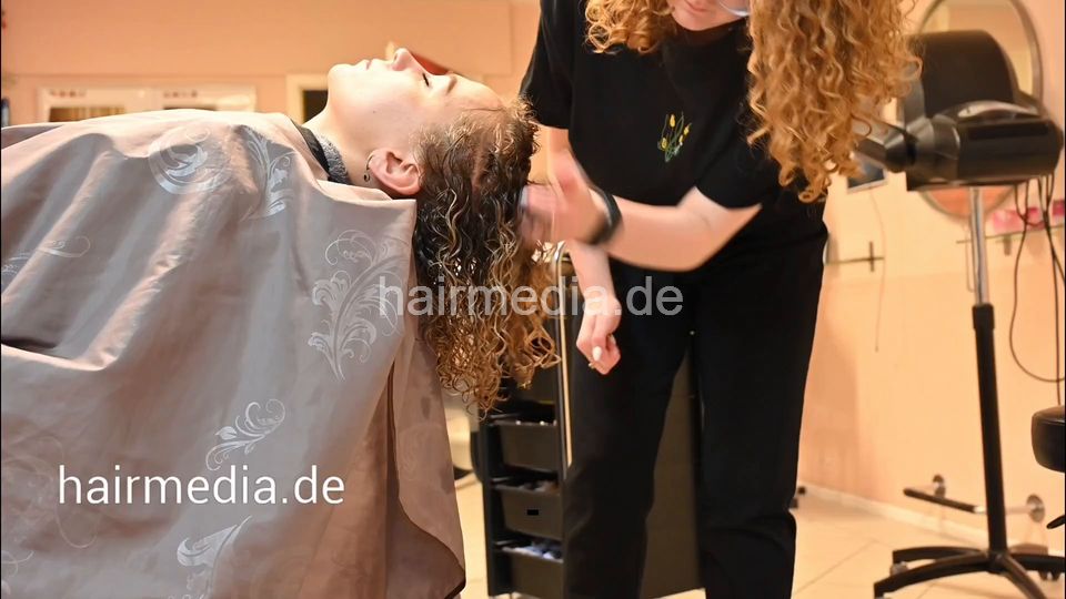 7206 Ukrainian hairdresser in Berlin 240331 Part 6
