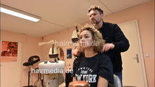 Laden Sie das Bild in den Galerie-Viewer, 7206 Ukrainian hairdresser in Berlin 240331 Part 6
